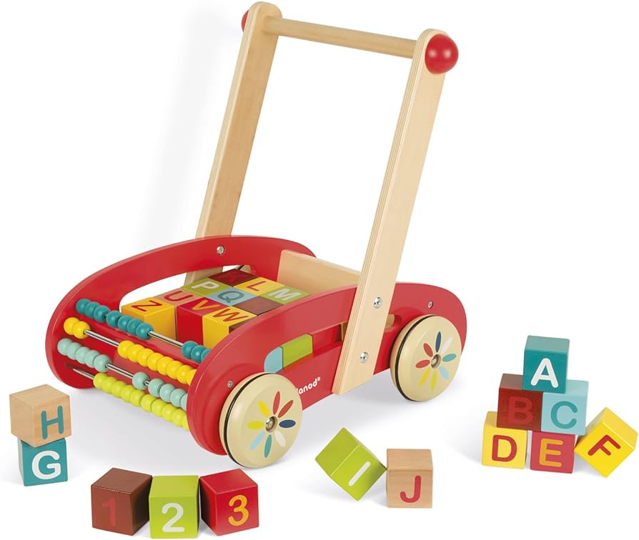 ¡Todo listo para dar un paseo muy colorido! ¡Este carrito de actividades de madera es perfecto para los niños que ya andan y quieren divertirse llevándose consigo sus cosas!  Janod